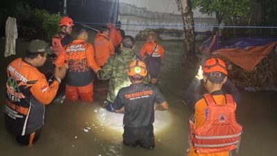 Tim BPBD Kabupaten Jember melakukan penanganan dan asssement saat banjir melanda Desa Ampel, Kecamatan Wuluhan, Kabupaten Jember, pada Selasa (13/1). (Dok. BPBD Kab. Jember)