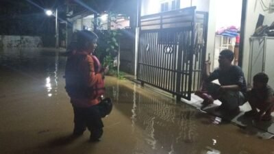 Tim BPBD sedang melakukan assesment warga yang terdampak banjir di wilayah Desa Cibunar, Kecamatan Parung Panjang, Kabupaten Bogor