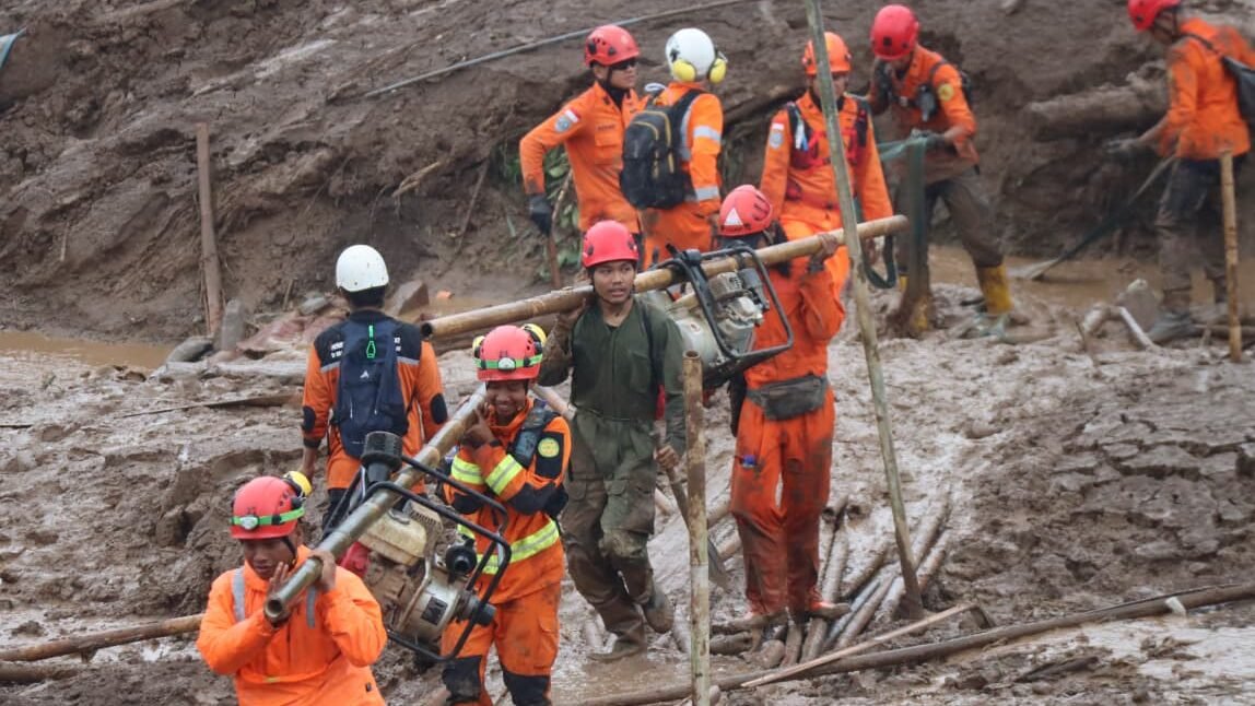 Tim SAR gabungan melakukan upaya pencarian dan pertolongan korban longsor di Desa Pasirlangu, Kecamatan Cisarua, Kabupaten Bandung Barat, Provinsi Jawa Barat, Senin (26/1).