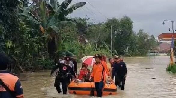 Tim gabungan evakuasi warga terdampak banjir di Kabupaten Ogan Komering Ulu Timur, Provinsi Sumatera Selatan, Jumat, (9/1). Sumber: BPBD Kabupaten Ogan Komering Ulu Timur