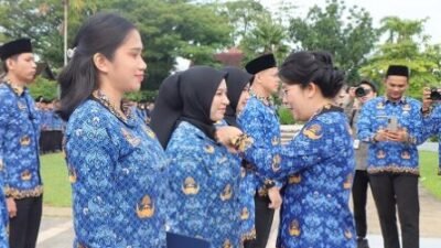 Wali Kota Singkawang, Tjhai Chui Mie saat menyematkan lencana Korpri kepada Pegawai Pemerintah dengan Perjanjian Kerja (PPPK) paruh waktu di halaman Kantor Wali Kota, Jumat (2/1/2026). (Dok. Kominfo Singkawang)