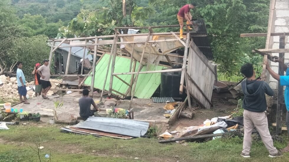 Kondisi rumah warga yang rusak akibat angin kencang di Kecamatan Alak dan Kota Raja, Kota Kupang, Nusa Tenggara Timur, pada Sabtu (17/1). Sumber foto: BPBD Kota Kupang