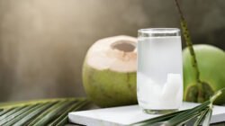 Ilustrasi - Bolehkah diabetes minum air kelapa? Simak penjelasan Continental Hospitals mengenai aturan porsi dan cara aman konsumsinya. (Dok. Ist)