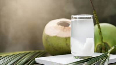 Ilustrasi - Bolehkah diabetes minum air kelapa? Simak penjelasan Continental Hospitals mengenai aturan porsi dan cara aman konsumsinya. (Dok. Ist)