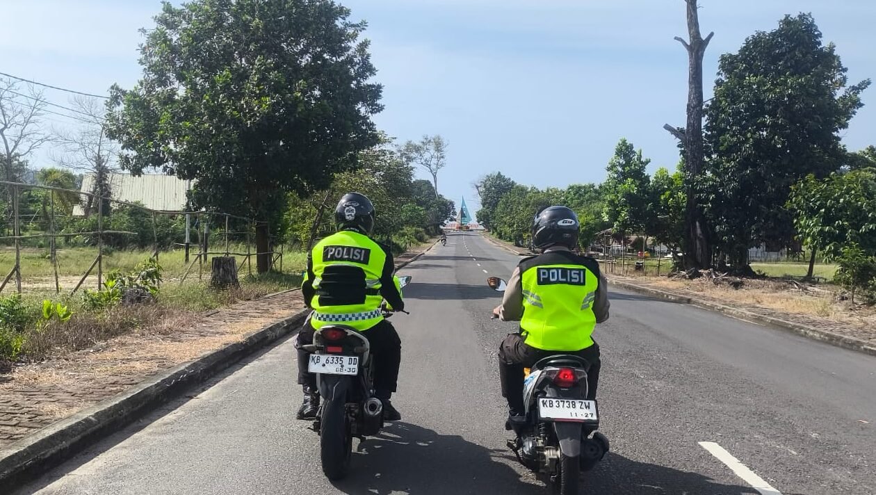 "Pantauan akhir pekan di Kota Sukadana, Kayong Utara, arus lalu lintas di 4 titik vital terpantau lancar dan nihil kecelakaan. Warga diimbau tetap tertib."