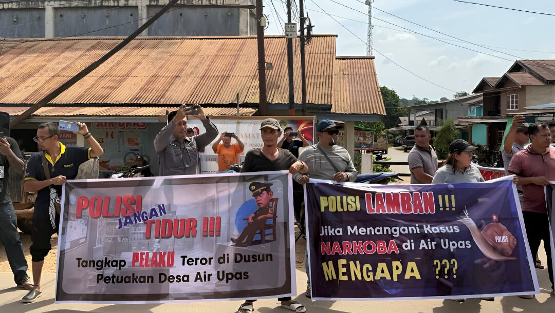 Warga gelar aksi damai Air Upas tuntut pemberantasan narkoba dan pengungkapan kasus teror. Polisi diminta tangkap bandar besar. (Dok HO/Faktakalbar.id)