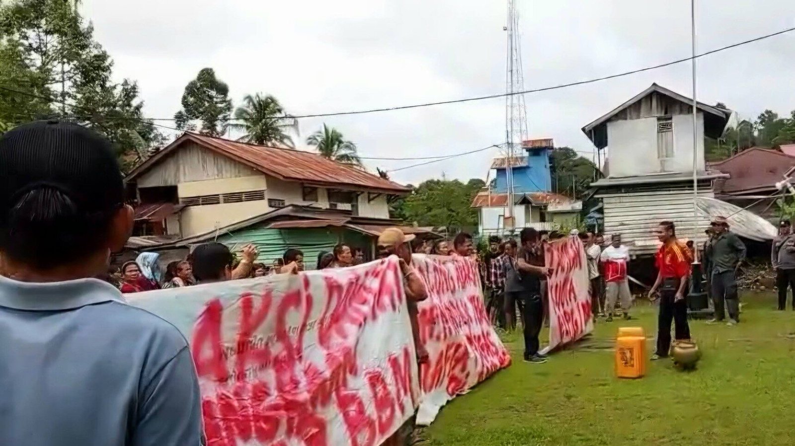 Sejumlah warga berkumpul di halaman Kantor Camat Ambalau, Kabupaten Sintang, untuk menyampaikan protes terkait sulitnya mendapatkan BBM dan gas subsidi, Kamis (8/1).
