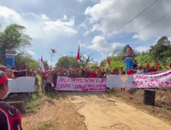 Ratusan Warga di Kecamatan Seluas Gelar Aksi Tolak Program Transmigrasi