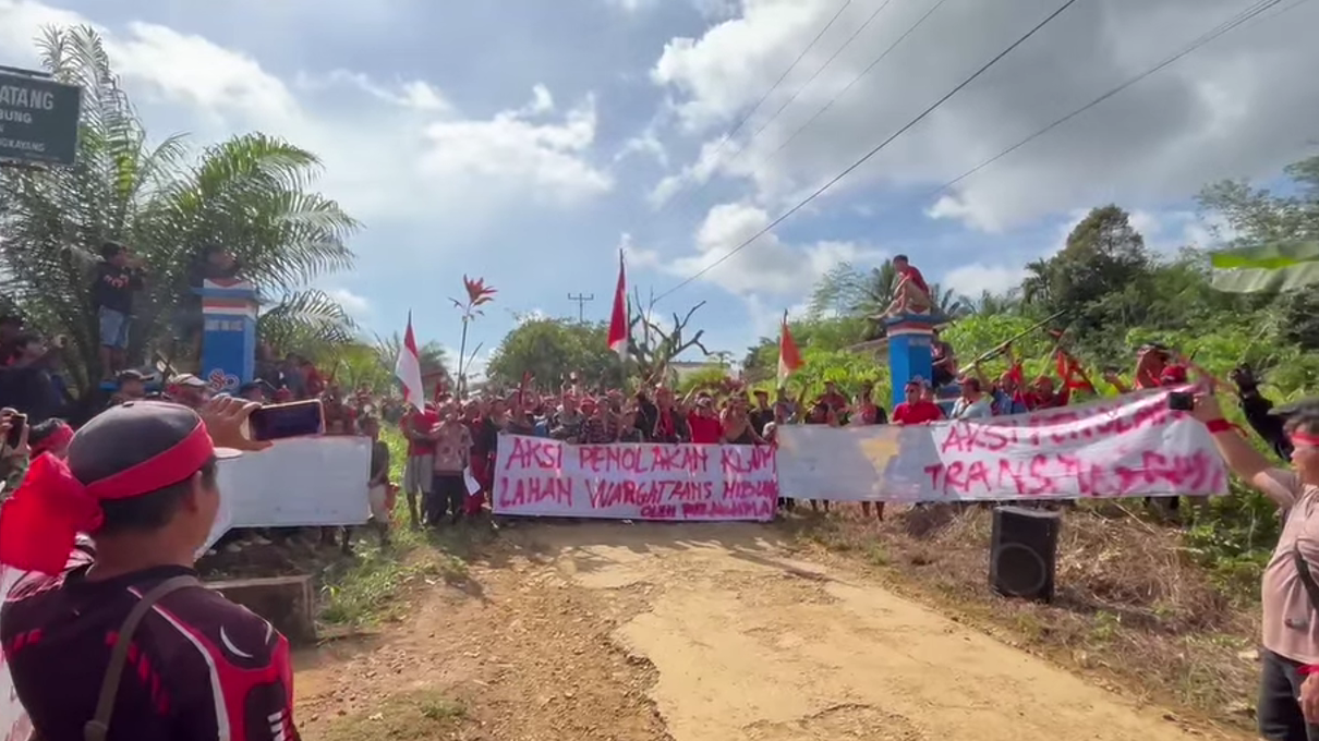 Ratusan warga Dusun Nibung, Desa Sahan, saat menggelar aksi unjuk rasa menolak masuknya program transmigrasi yang dianggap mengancam tanah adat, Kamis (16/1).
