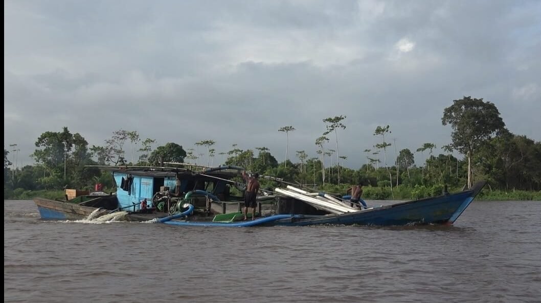 Kapal motor yang dilengkapi mesin penyedot pasir sedang beroperasi di tengah alur Sungai Pawan, Kabupaten Ketapang. (Dok. Ist)