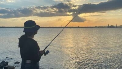 "Merasa terkuras setelah seminggu bekerja? Simak mengapa memancing di hari Sabtu bukan sekadar mencari ikan, tapi terapi terbaik untuk memulihkan energi."