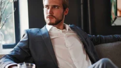 "Benarkah narsisme mempermudah jalan menuju kekayaan? Temukan alasan ilmiah mengapa sifat narsistik sering kali memicu kesuksesan finansial lebih cepat."