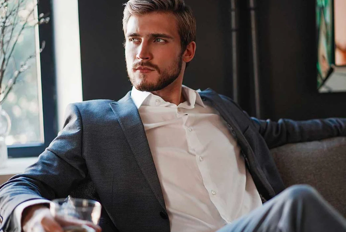 "Benarkah narsisme mempermudah jalan menuju kekayaan? Temukan alasan ilmiah mengapa sifat narsistik sering kali memicu kesuksesan finansial lebih cepat."