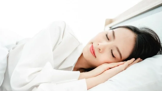 "Sering bangun tidur dengan mood berantakan? Ternyata kualitas tidur pengaruhi emosi. Simak alasan ilmiah kenapa tidur cukup bikin kamu lebih bahagia."