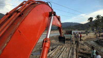 Alat berat Dinas PUPR Provinsi Aceh membersihkan material longsor dan memperbaiki badan jalan untuk membuka kembali akses Aceh Timur-Gayo Lues yang terputus.