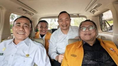 Alexander Wilyo (kiri) duduk satu mobil bersama Ketua Umum Partai Hanura Oesman Sapta Odang (kanan) dalam suasana hangat menjelang pelantikan pengurus Hanura Kalbar. (Dok. HO/Faktakalbar.id)