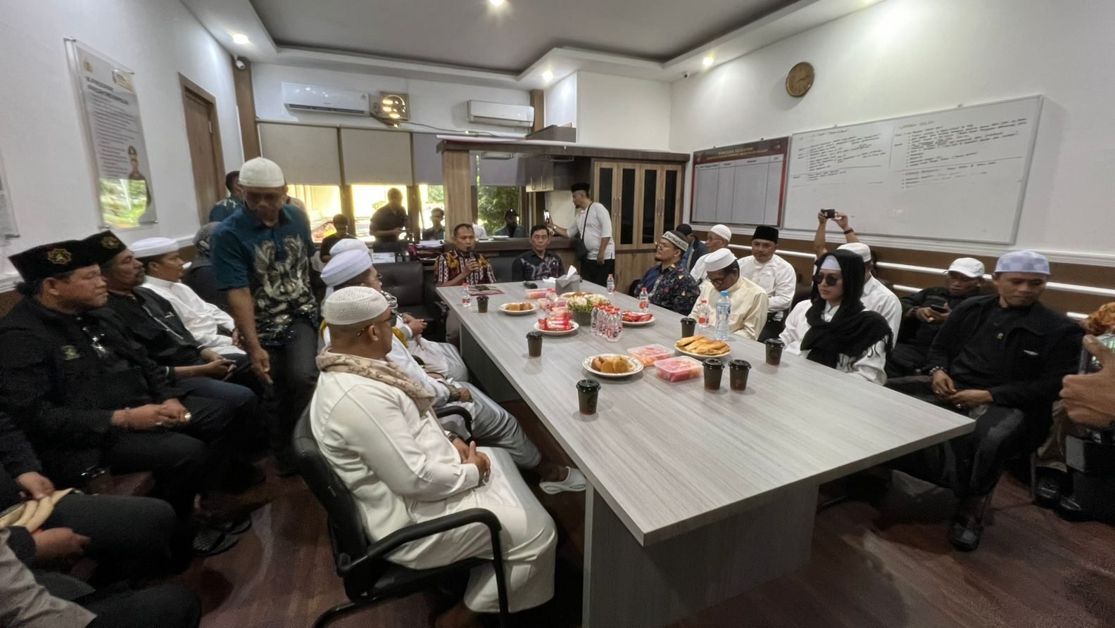 "Aliansi Umat Islam Bersatu mendatangi Polda Kalbar, Jumat (09/01/2026). Mereka mendesak kepolisian segera menahan Muhammad Effendi Saad demi kepastian hukum."
