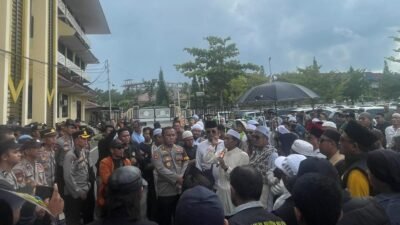 "Aliansi Umat Islam Kalbar menggelar aksi di Polda Kalbar, Jumat (09/01/2026). Massa mendesak penangkapan Muhammad Effendi Sa’ad pasca keluarnya Fatwa MUI tentang kesesatan Tarekat Al-Mu’min."
