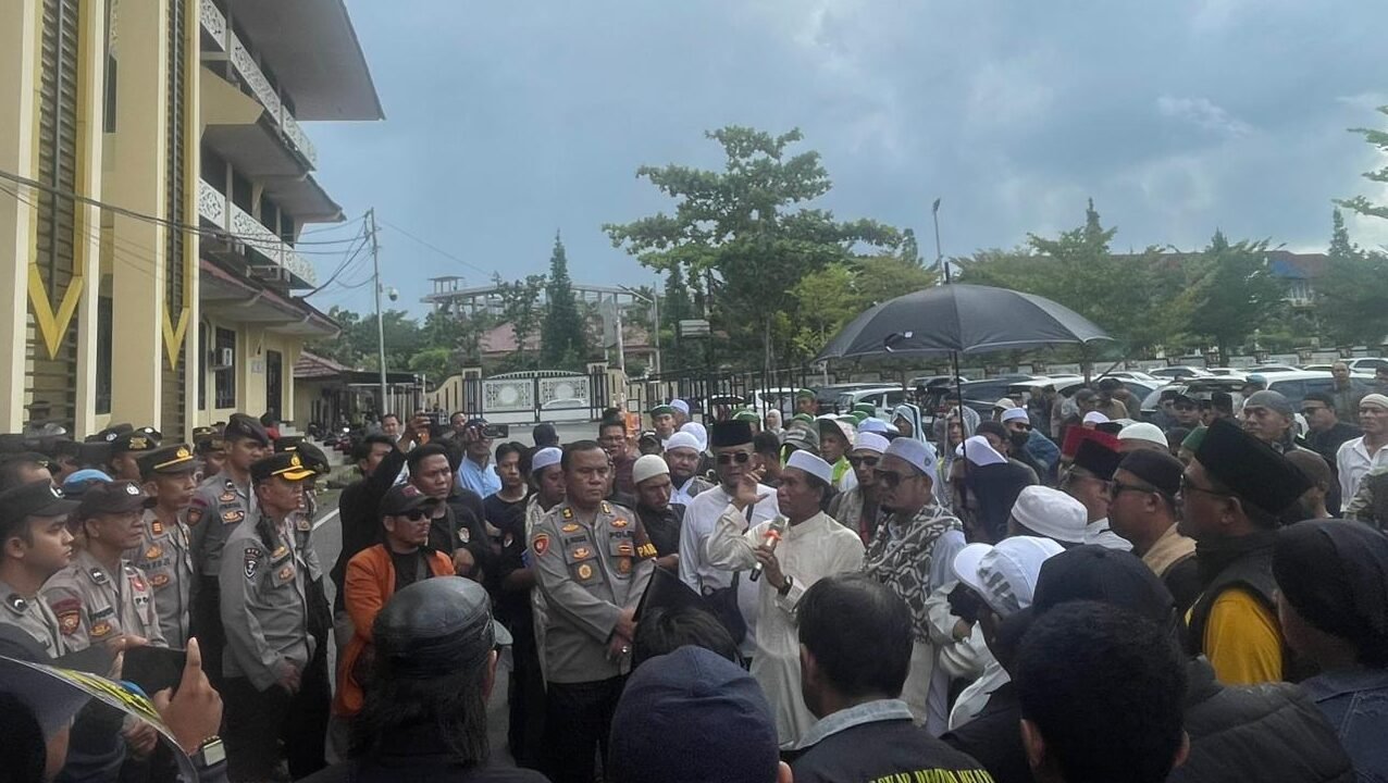 "Aliansi Umat Islam Kalbar menggelar aksi di Polda Kalbar, Jumat (09/01/2026). Massa mendesak penangkapan Muhammad Effendi Sa’ad pasca keluarnya Fatwa MUI tentang kesesatan Tarekat Al-Mu’min."