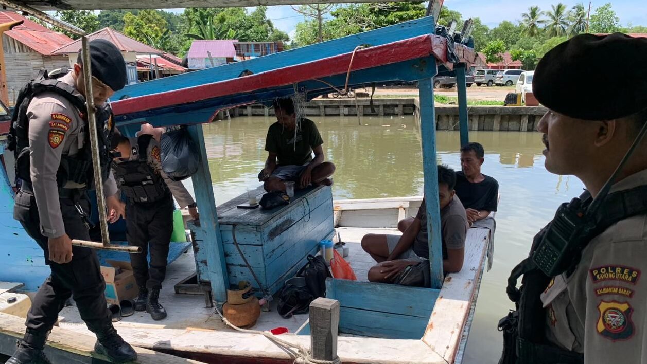 "BMKG peringatkan potensi banjir rob dan cuaca ekstrem di Kayong Utara sepekan ke depan. Pengawasan armada dan alat keselamatan di Pelabuhan Sukadana diperketat."