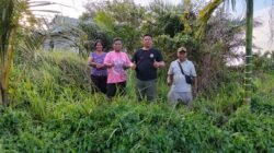 Personel Kodim 1209/Bky bersama warga Dusun Puaje bergotong royong dalam proses pengeboran sumber air bersih guna memenuhi kebutuhan sehari-hari, Rabu (21/1).