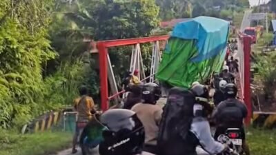 Kondisi lalu lintas yang lumpuh akibat truk bermuatan terperosok di Jembatan Sulang, Kecamatan Pengkadan, Senin (5/1).