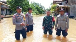Banjir di Kecamatan Bonti Sanggau rendam 145 rumah di Desa Kampuh. Polisi sebut air kiriman Sungai Sekayam, aparat gabungan siaga di lokasi.
