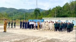 Suasana apel bersama personel gabungan dari berbagai instansi berbaris rapi di halaman PLBN Jagoi Babang dengan latar belakang pemandangan bukit dan langit cerah. (Dok. HO/Faktakalbar.id)