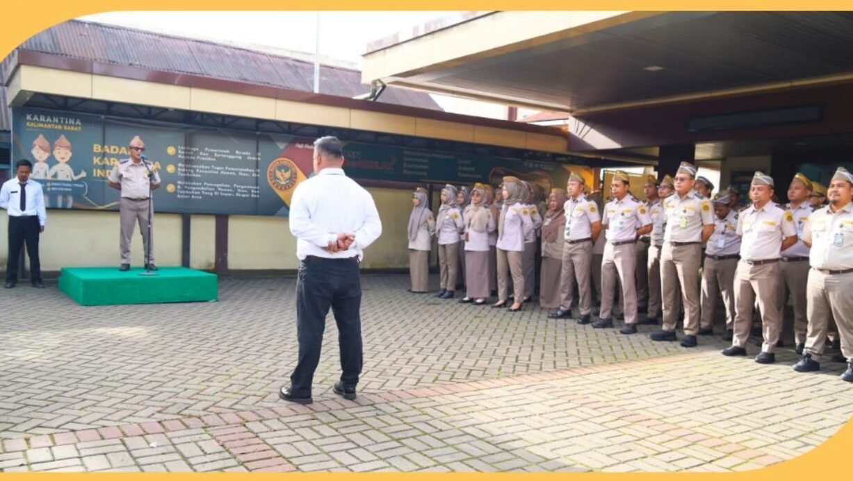 Katimja Karantina Ikan, Abdul Mi’raj Jailani, memberikan arahan terkait penyelesaian SKP dan pelaporan pajak saat memimpin apel pagi perdana tahun 2026 di halaman Kantor Balai Karantina Hewan, Ikan, dan Tumbuhan (BKHIT) Kalimantan Barat, Senin (5/1/2026). (Dok. HO/Faktakalbar.id)