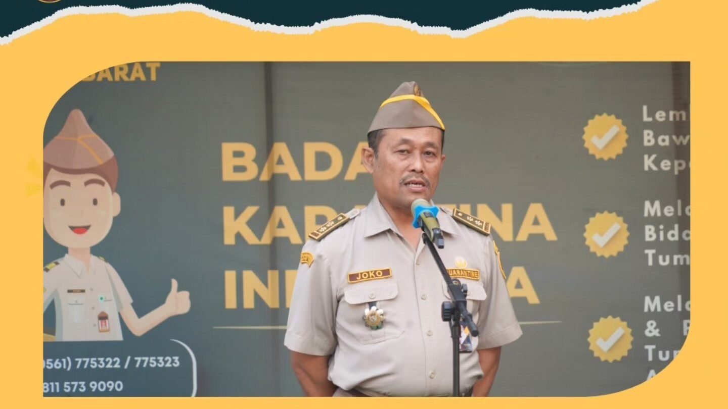 Joko Purwono memimpin apel pagi di halaman kantor Karantina Kalimantan Barat yang dihadiri seluruh pegawai secara luring dan daring. (Dok. HO/Faktakalbar.id)