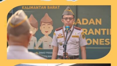 Kepala Karantina Kalimantan Barat, Ferdi, memberikan arahan kepada seluruh pegawai saat memimpin apel pagi perdana di halaman kantor BKHIT Kalbar. (Dok. HO/Faktakalbar.id)