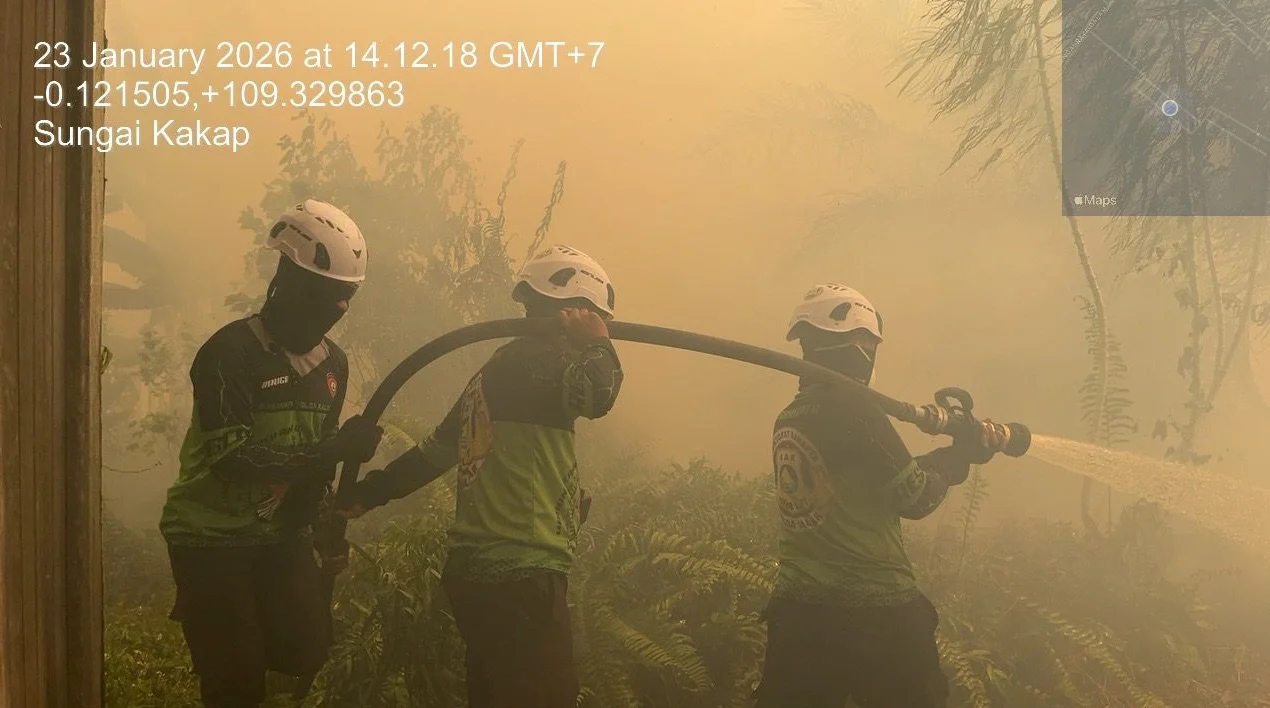 "Kebakaran lahan terjadi di dekat perumahan Komplek RBK Raya, Kubu Raya, Jumat (23/1). Tim SAR Polda Kalbar lakukan pemadaman agar api tidak meluas ke rumah warga."