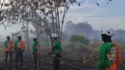 "Titik api karhutla di Parit Delima, Kubu Raya, kembali menyala. Tim SAR Ditsamapta Polda Kalbar lakukan pembasahan untuk cegah kebakaran meluas."