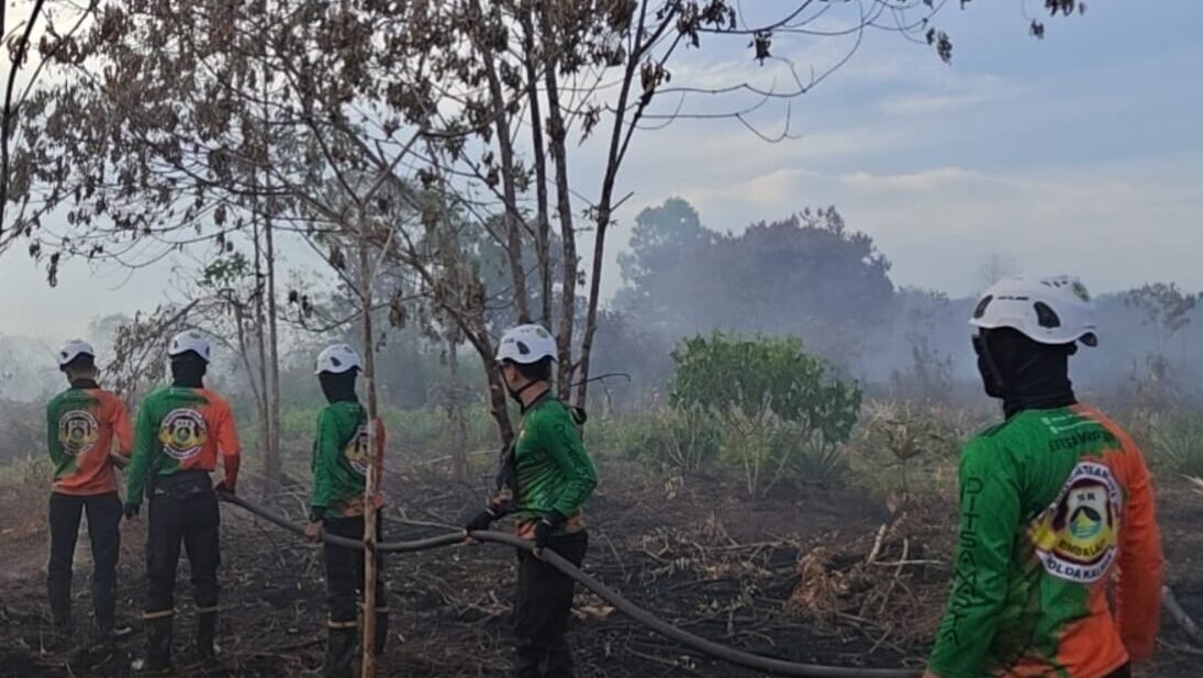 "Titik api karhutla di Parit Delima, Kubu Raya, kembali menyala. Tim SAR Ditsamapta Polda Kalbar lakukan pembasahan untuk cegah kebakaran meluas."