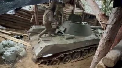 Personel pasukan parasut Rusia mempersiapkan meriam swa-gerak 120mm 2S9 Nona-S di posisi penembakan tersembunyi untuk menyerang titik kontrol UAV di wilayah Kherson. (Dok. HO/Faktakalbar.id)