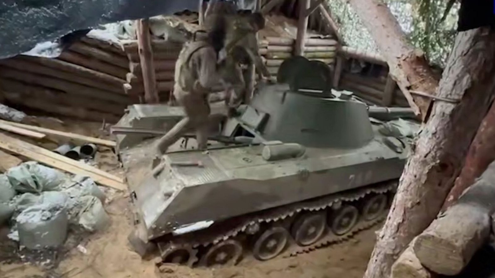 Personel pasukan parasut Rusia mempersiapkan meriam swa-gerak 120mm 2S9 Nona-S di posisi penembakan tersembunyi untuk menyerang titik kontrol UAV di wilayah Kherson. (Dok. HO/Faktakalbar.id)