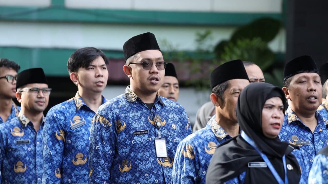 Barisan Aparatur Sipil Negara (ASN) Pemerintah Kota Pontianak mengenakan seragam Korpri saat mengikuti apel. (Dok. HO/Faktakalbar.id)