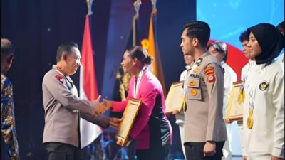 Kapolri Listyo Sigit memberikan hadiah kenaikan pangkat kepada 38 polisi yang meraih medali di SEA Games 2025. Ia juga merekrut atlet berprestasi. (Dok. Ist)