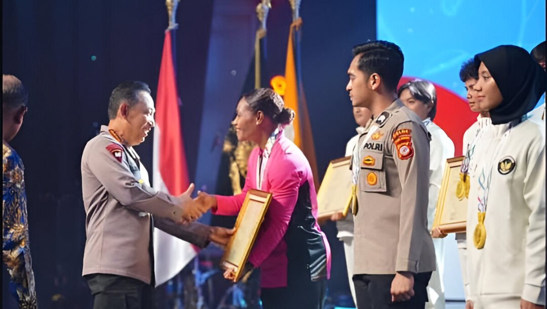 Kapolri Listyo Sigit memberikan hadiah kenaikan pangkat kepada 38 polisi yang meraih medali di SEA Games 2025. Ia juga merekrut atlet berprestasi. (Dok. Ist)