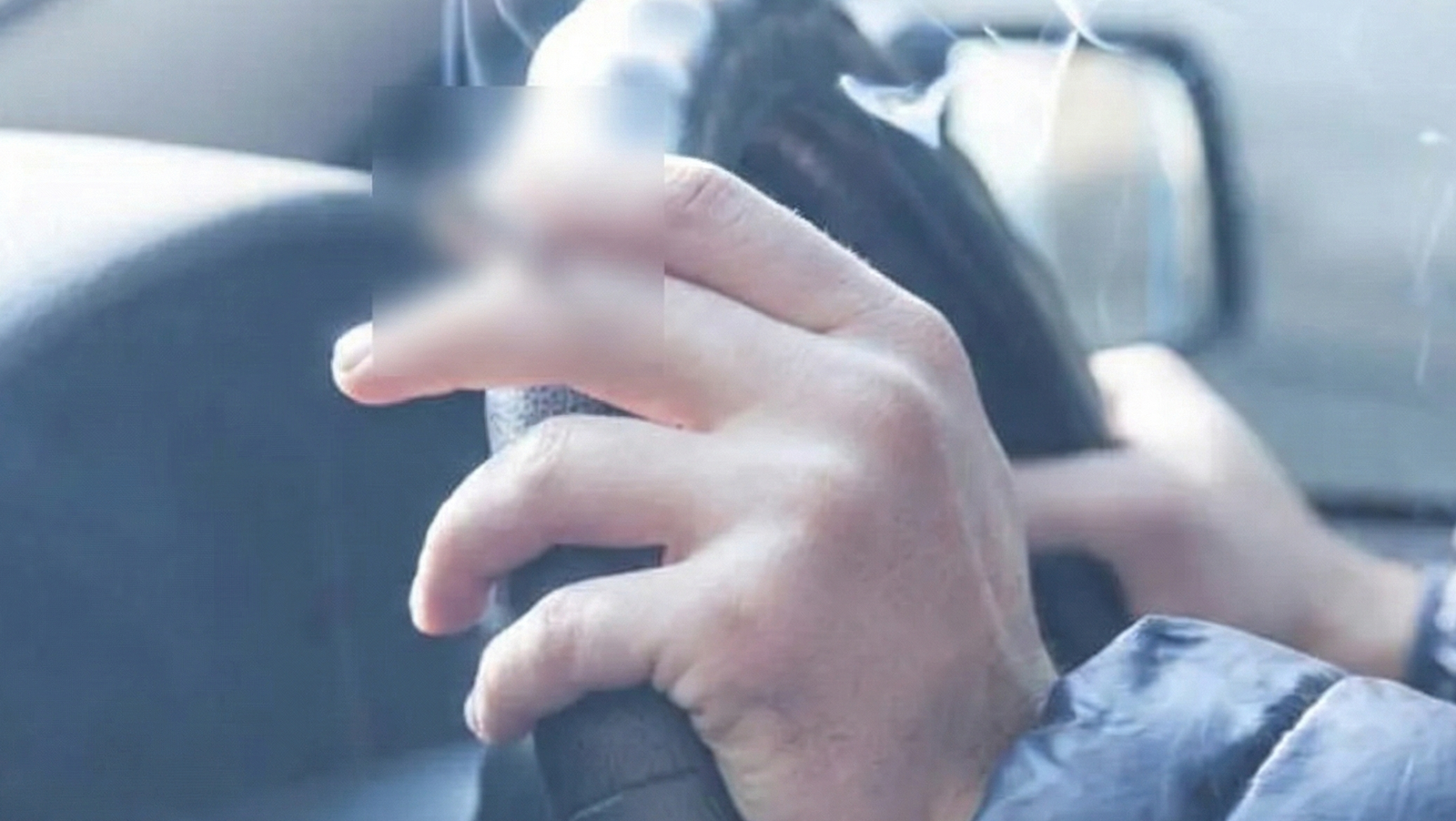 "Pasal "penuh konsentrasi" dalam UU LLAJ dinilai pasal karet yang membiarkan pengemudi merokok bebas berkeliaran. Warga gugat ke MK, desak sanksi cabut SIM."