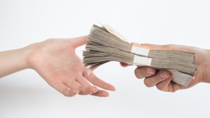 "Bagaimana aturan nafkah dalam UU No 1 Tahun 1974? Simak penjelasan objektif mengenai kewajiban suami, peran istri, dan pentingnya keseimbangan peran dalam keluarga. "