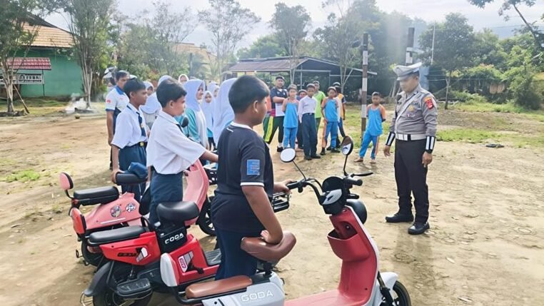 "Tren penggunaan sepeda listrik di kalangan pelajar meningkat. Sesuai Permenhub No 45/2020, ada batasan usia, wajib helm, dan larangan melintas di jalan raya utama."