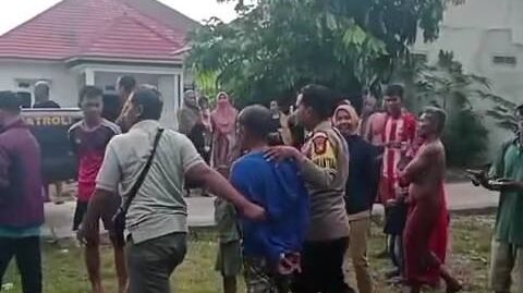 Polisi dan warga mengamankan seorang pria paruh baya pelaku pencabulan anak kandung di Sungai Kakap Kubu Raya. (Dok. Ist)