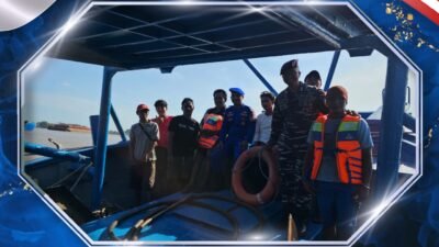 Personel Babinpotmar TNI AL Sungai Rengas berfoto bersama nelayan di atas kapal saat memberikan imbauan keselamatan pelayaran. (Dok. Instagram/@kodaeral_xii)