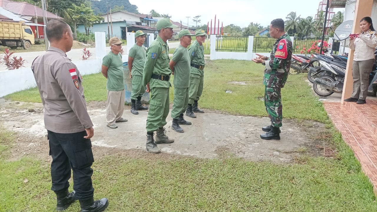 Babinsa Desa Kenaman, Sertu Gatot Sudaryanto, bersama unsur Polsek dan Pemerintah Desa saat memberikan arahan kepada anggota Linmas di Kecamatan Sekayam, Jumat (9/1).