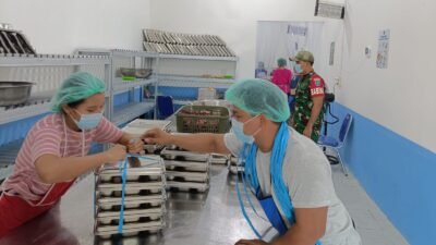 Babinsa Desa Keliu, Serda Robi, saat mendampingi pendistribusian makanan bergizi gratis kepada anak-anak PAUD di Desa Selatan, Kecamatan Sajingan Besar, Selasa (20/2).