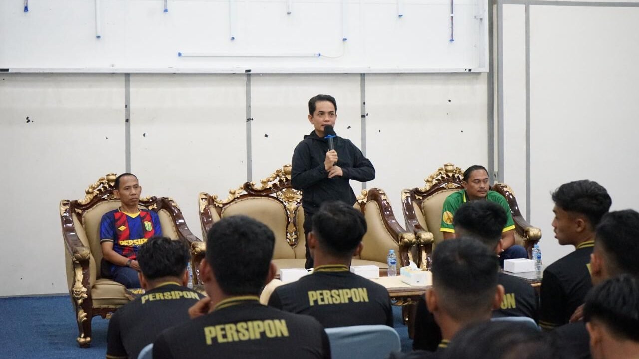 Wakil Wali Kota Pontianak, Bahasan, menyalami para tokoh agama dan tamu undangan saat menghadiri seminar parenting di Aula Rumah Dinas Wali Kota Pontianak. (Dok. HO/Faktakalbar.id)