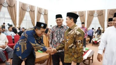 Wakil Wali Kota Pontianak, Bahasan, menyalami tamu undangan dan ofisial saat acara pelepasan atlet Persipon di Aula Rumah Jabatan Wakil Wali Kota. (Dok. HO/Faktakalbar.id)