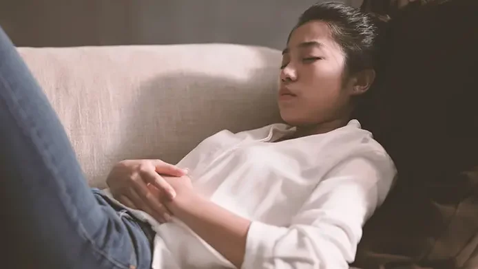 "Sering lemas dan pusing saat haid? Waspadai bahaya anemia saat datang bulan. Dari risiko pingsan hingga beban jantung, simak dampaknya bagi kesehatan perempuan."