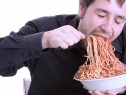 Stop Makan Kurang dari 5 Menit! Ini 7 Bahaya yang Mengintai Tubuh